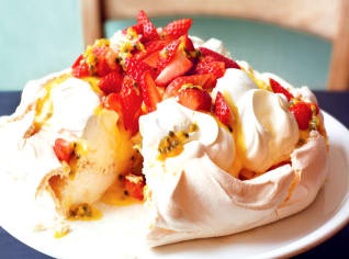 Pavlova s čerstvými jahodami a krémem z mučenky Pavlova s čerstvými jahodami a krémem z mučenky