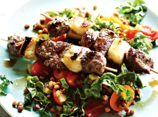 Špízky s jehněčím a sýrem halloumi s čočkovým salátem s mangoldem Špízky s jehněčím a sýrem halloumi s čočkovým salátem s mangoldem