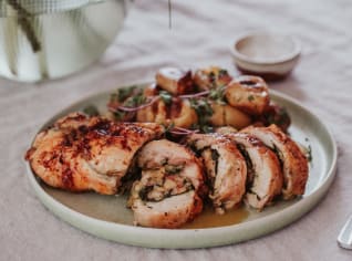 Jarní kuřecí roláda s bylinkovou nádivkou Jarní kuřecí roláda s bylinkovou nádivkou