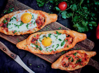 Peynirli Yumurtali Pide – plněný turecký chléb Peynirli Yumurtali Pide – plněný turecký chléb