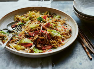 Rychle smažené japonské nudle Yakisoba / Yakiudon Rychle smažené japonské nudle Yakisoba / Yakiudon