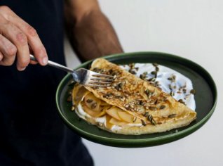 Palačinky s jablky, tvarohem a pečenými semínky Palačinky s jablky, tvarohem a pečenými semínky