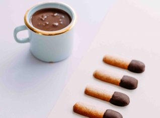 Chai horká čokoláda a skořicové sušenky Chai horká čokoláda a skořicové sušenky