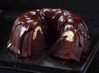 Čokoládová bábovka s cheesecake náplní Čokoládová bábovka s cheesecake náplní