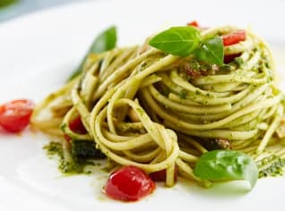 Linguine s bazalkovým pestem, cuketou a cherry rajčátky Linguine s bazalkovým pestem, cuketou a cherry rajčátky