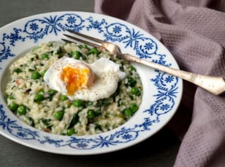 Jarní risotto s medvědím česnekem a hráškem Jarní risotto s medvědím česnekem a hráškem