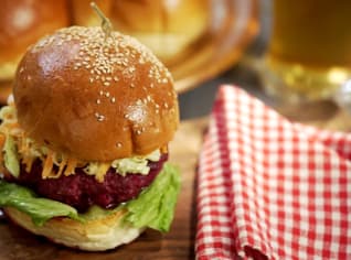 Hovězí burgery s červenou řepou a křupavým salátem Hovězí burgery s červenou řepou a křupavým salátem