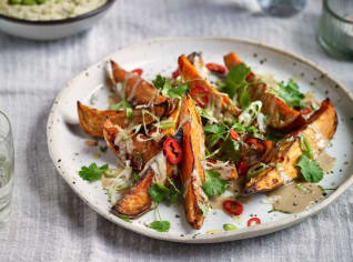 Pečené batátové hranolky zalité tahini dresinkem Pečené batátové hranolky zalité tahini dresinkem