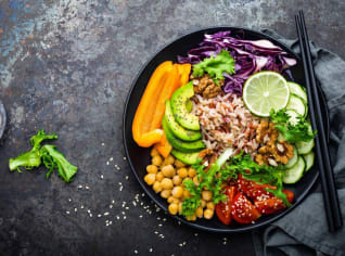 Zdravá miska Buddha bowl s cizrnou a tahini dresinkem Zdravá miska Buddha bowl s cizrnou a tahini dresinkem