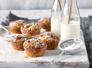 Rebarborové muffiny z podmáslí a s křupavou drobenkou Rebarborové muffiny z podmáslí a s křupavou drobenkou