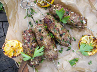 Hovězí kebab s česnekem a mátou Hovězí kebab s česnekem a mátou