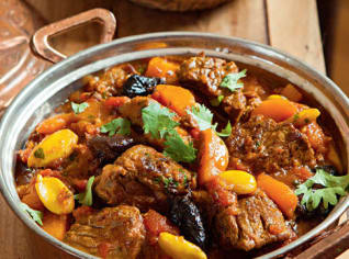 Hovězí tajine s medem a švestkami a petrželový kuskus Hovězí tajine s medem a švestkami a petrželový kuskus