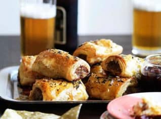 Sausage rolls z vepřového masa s karamelizovaným jablkem a tymiánem Sausage rolls z vepřového masa s karamelizovaným jablkem a tymiánem