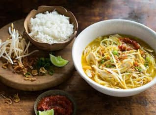 Kuřecí nudlová polévka Soto Ayam Kuřecí nudlová polévka Soto Ayam
