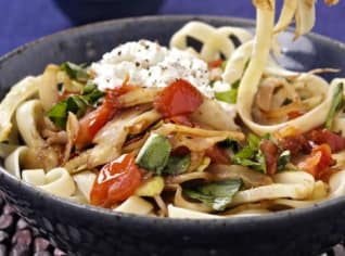 Tagliatelle s fenyklem, rajčaty a ricottou Tagliatelle s fenyklem, rajčaty a ricottou