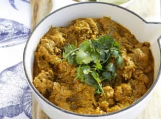Kuřecí játra tandoori s koriandrovou rýží a okurkovým salátem Kuřecí játra tandoori s koriandrovou rýží a okurkovým salátem