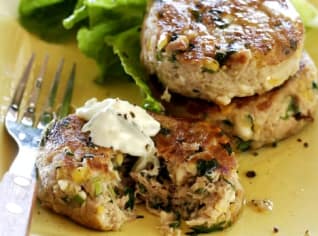 Tuňákové placičky s tzatziki Tuňákové placičky s tzatziki