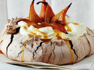 Čokoládová pavlova s pečenými hruškami v medu Čokoládová pavlova s pečenými hruškami v medu
