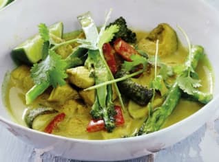 Žluté kuřecí kari s shiitake houbami, brokolicí a kokosovým mlékem Žluté kuřecí kari s shiitake houbami, brokolicí a kokosovým mlékem