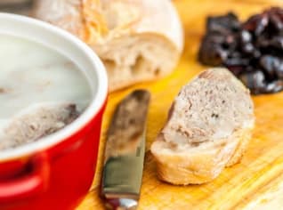 Králičí rillettes a marinované švestky Králičí rillettes a marinované švestky