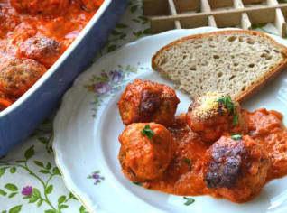 Parmezánové kuřecí kuličky v tomatové omáčcce Parmezánové kuřecí kuličky v tomatové omáčcce