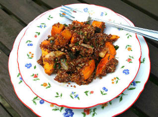 Červená quinoa s pečenou podzimní zeleninou Červená quinoa s pečenou podzimní zeleninou