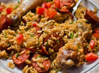 Paella s kuřecími paličkami a chorizem Paella s kuřecími paličkami a chorizem