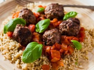 Quinoa s hovězími kuličkami v rajčatové omáčce Quinoa s hovězími kuličkami v rajčatové omáčce
