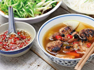 Bún Cha - grilovaný vepřový bůček s nudlemi Bún Cha - grilovaný vepřový bůček s nudlemi