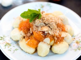 Bramborové noky s meruňkami a mandlovo-skořicovou strouhankou Bramborové noky s meruňkami a mandlovo-skořicovou strouhankou