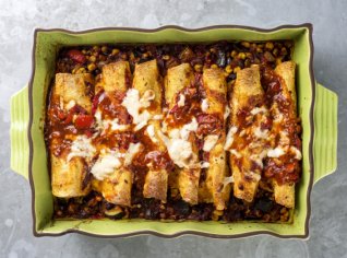Zeleninové enchiladas s pikantní omáčkou z pečených rajčat Zeleninové enchiladas s pikantní omáčkou z pečených rajčat