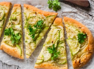 Flatbread s cuketou, mozzarellou a sezamem Flatbread s cuketou, mozzarellou a sezamem