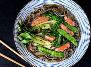 Miso ramen s lososem a soba nudlemi Miso ramen s lososem a soba nudlemi