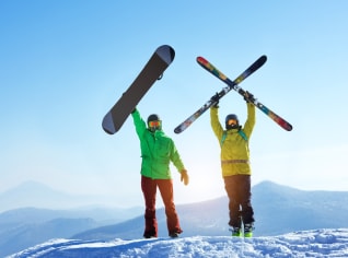 Lyže vs. snowboard: Jak působí na naše tělo a na jaké úrazy si dát pozor? Lyže vs. snowboard: Jak působí na naše tělo a na jaké úrazy si dát pozor?