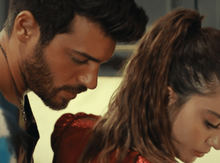 Can Yaman a jeho mytí nádobí Can Yaman a jeho mytí nádobí