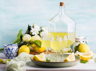 Domácí limoncello – italský citronový likér Domácí limoncello – italský citronový likér