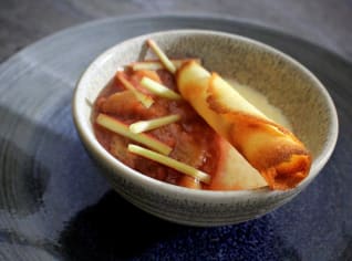 Panna cotta s rebarborovým čatní a domácí trubičkou Panna cotta s rebarborovým čatní a domácí trubičkou