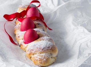 Řecký velikonoční cop z kynutého těsta s vejci natvrdo Řecký velikonoční cop z kynutého těsta s vejci natvrdo
