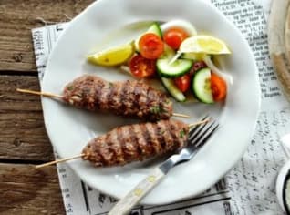 Jehněčí kebab s jogurtovým dipem Jehněčí kebab s jogurtovým dipem