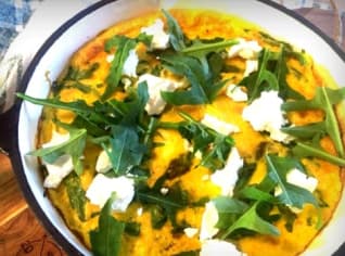 Jarní frittata s chřestem, rukolou a kozím sýrem Jarní frittata s chřestem, rukolou a kozím sýrem