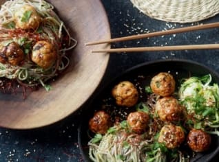 Krůtí kuličky s koriandrem, soba a green tea nudlemi Krůtí kuličky s koriandrem, soba a green tea nudlemi