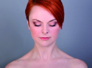 Oči se dají pomocí make-upu opticky přiblížit k sobě Oči se dají pomocí make-upu opticky přiblížit k sobě