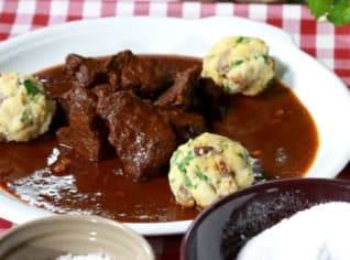 Kančí guláš s uzenou paprikou a špekovým knedlíkem Kančí guláš s uzenou paprikou a špekovým knedlíkem