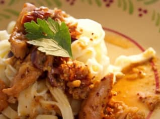 Králičí soté s olivami, hořčicí a tymiánem & čerstvé tagliatelle Králičí soté s olivami, hořčicí a tymiánem & čerstvé tagliatelle