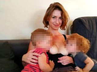 Jessica kojí syna své kamarádky Jessica kojí syna své kamarádky