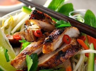 Kuře ve vietnamském stylu s nudlemi Kuře ve vietnamském stylu s nudlemi