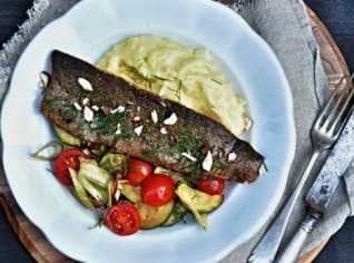 Filet ze pstruha s česnekovou bramborovou kaší a letní zeleninou Filet ze pstruha s česnekovou bramborovou kaší a letní zeleninou