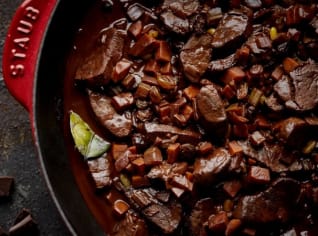 Kančí ragú s omáčkou z čokolády Kančí ragú s omáčkou z čokolády