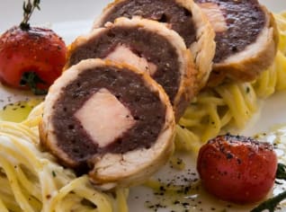 Krůtí roláda s pečenými cherry rajčaty a gorgonzolovou omáčkou Krůtí roláda s pečenými cherry rajčaty a gorgonzolovou omáčkou