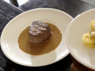 Pořádnej biftek s omáčkou z brandy a selským salátem Pořádnej biftek s omáčkou z brandy a selským salátem